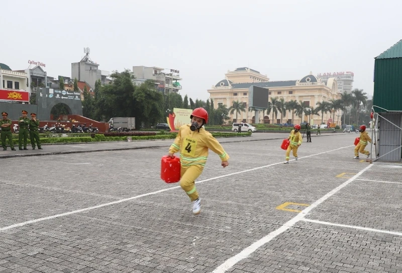 プロフェッショナル競技には、消防安全インターファミリーチームの 200 人を超えるメンバーが参加しました。