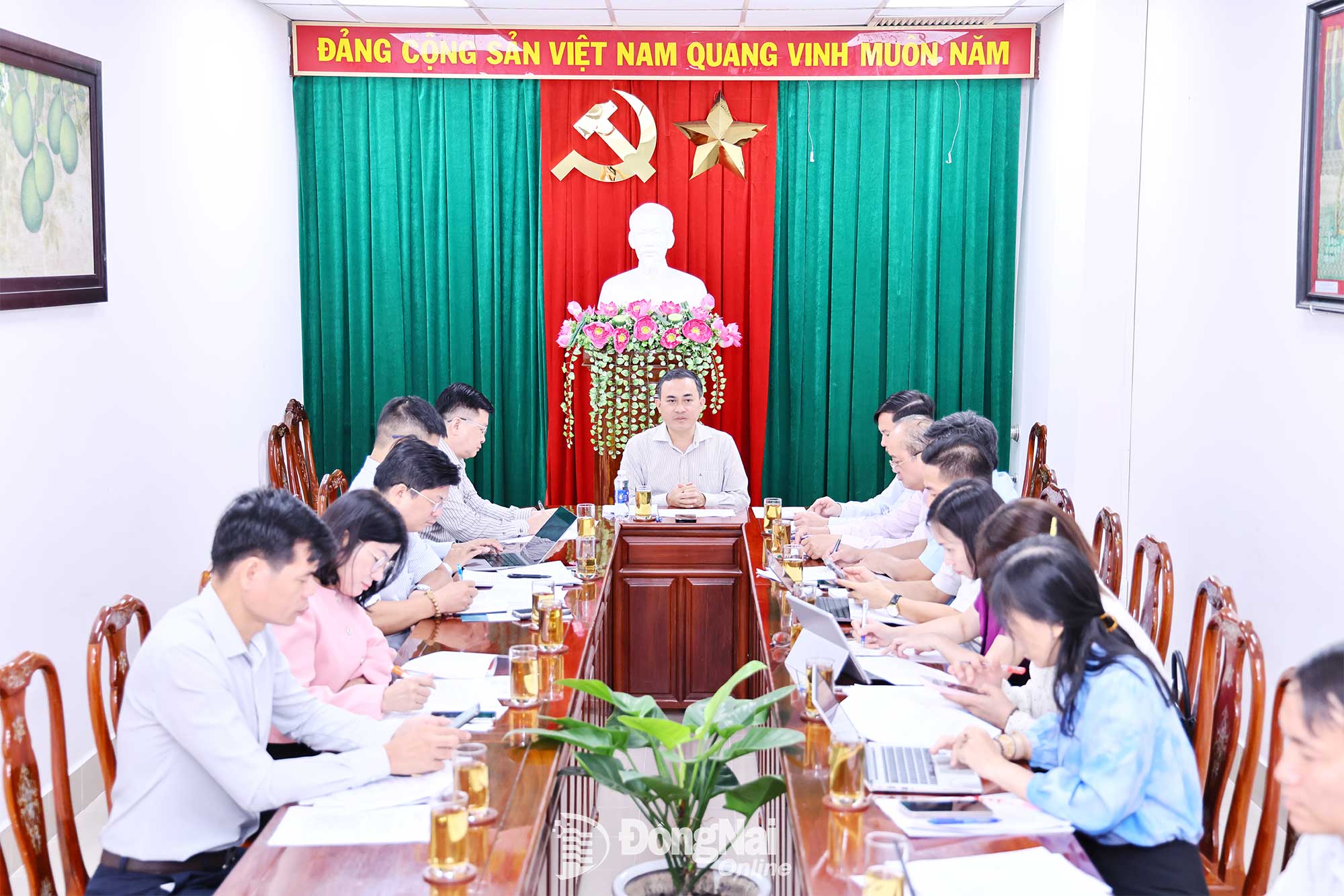 Întâlnirea a fost prezidată de tovarășul Le Truong Son, membru al Comitetului Permanent al Partidului Provincial, vicepreședinte al Comitetului Popular Provincial Dong Nai. Foto: Cong Nghia