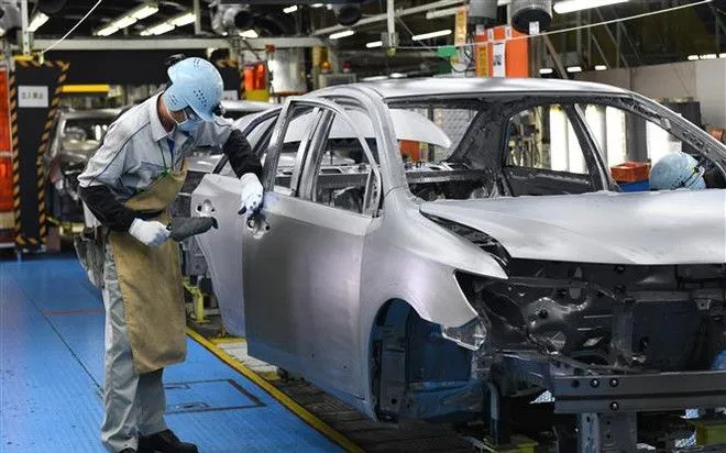 Công nhân làm việc tại một nhà máy của Toyota tại tỉnh Aichi, Nhật Bản. (Ảnh: AFP/TTXVN)