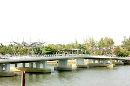  ຂົວ​ທາງ​ຍ່າງ​ຈາກ​ທ່າ​ກຳ​ປັ່ນ Ninh Kieu ຫາ​ໝູ່​ເກາະ Cai Khe ​ໄດ້​ສຳ​ເລັດ​ໂດຍ​ພື້ນຖານ. 