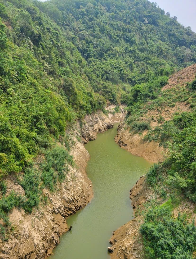 Dù đang trong mùa khô, nhưng tại khe suối này sinh thủy vẫn dồi dào, nhiều năm trước khu vực này suối cạn trơ đáy. Ảnh: Hoàng Châu. 