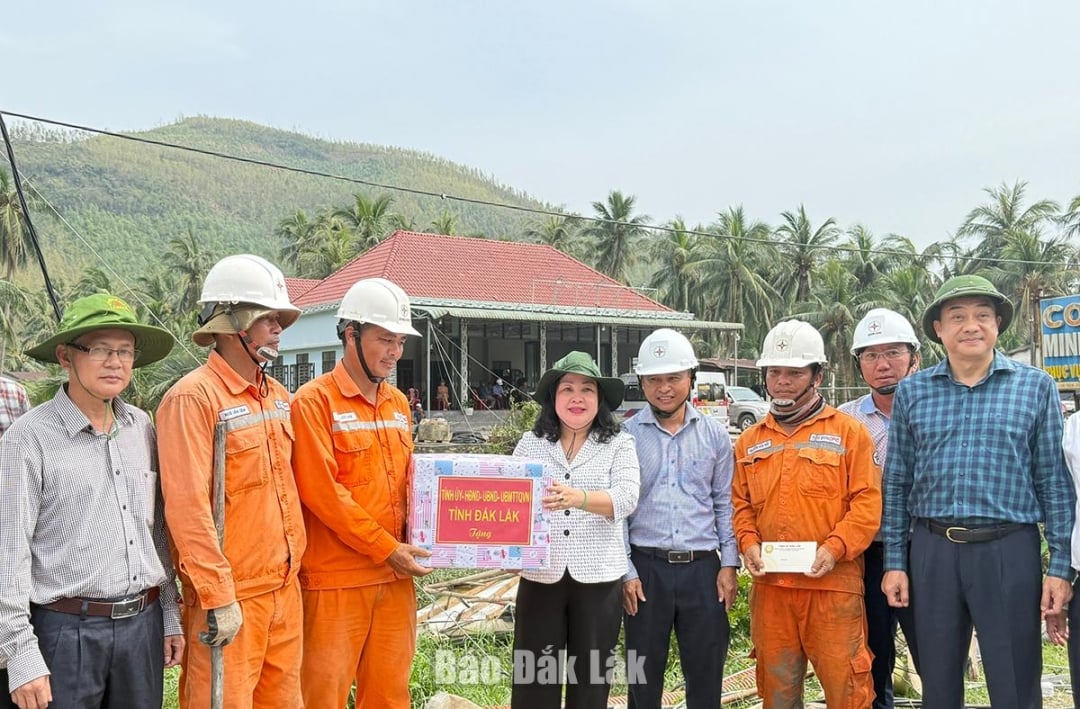 מנהיגים פרובינציאליים ביקרו ועודדו קצינים ועובדים של חברת החשמל דאק לק.