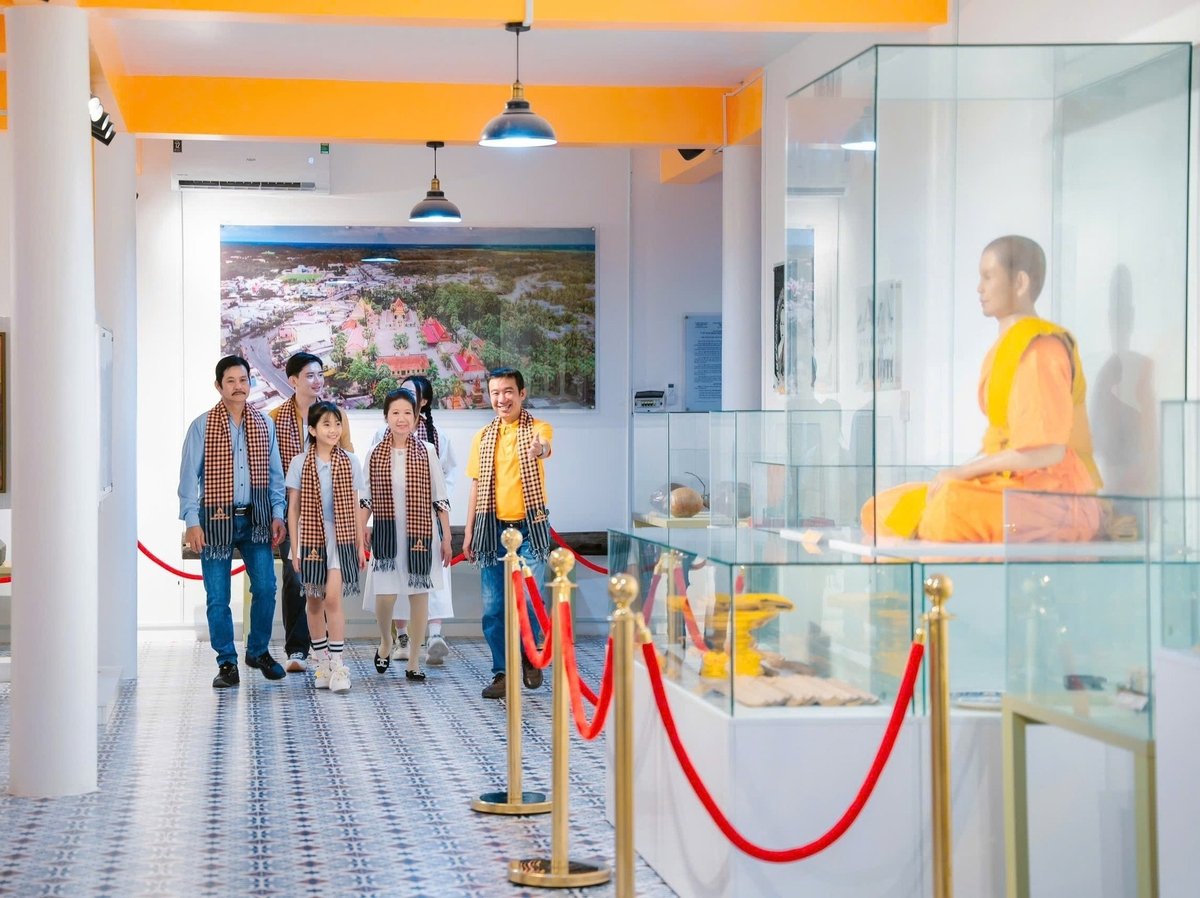 Du khách tham quan Bảo tàng dừa sáp Trà Vinh. Ảnh: Minh Đảm.