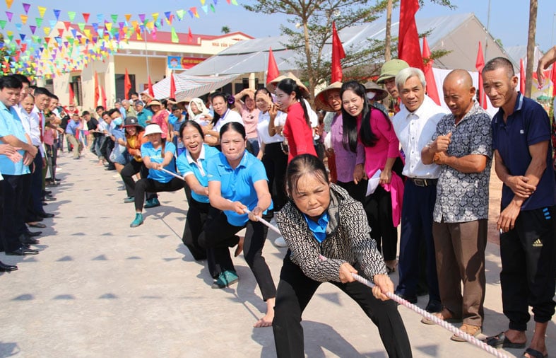Obyvatelé obce Phu Binh si užívají Den národní jednoty.