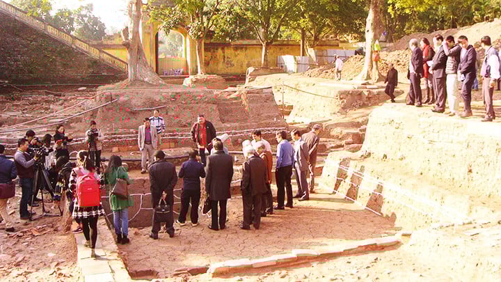 Para saintis melawat tapak arkeologi di Thang Long Imperial Citadel. Foto: HOANG HOA