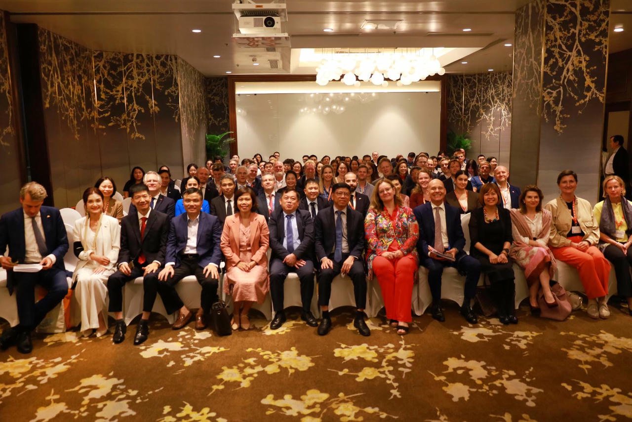 Los delegados se toman fotos de recuerdo en la conferencia.