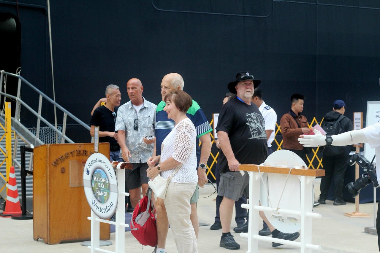 นักท่องเที่ยวตื่นเต้นที่จะได้มาเยือนจังหวัดกว๋างนิญ