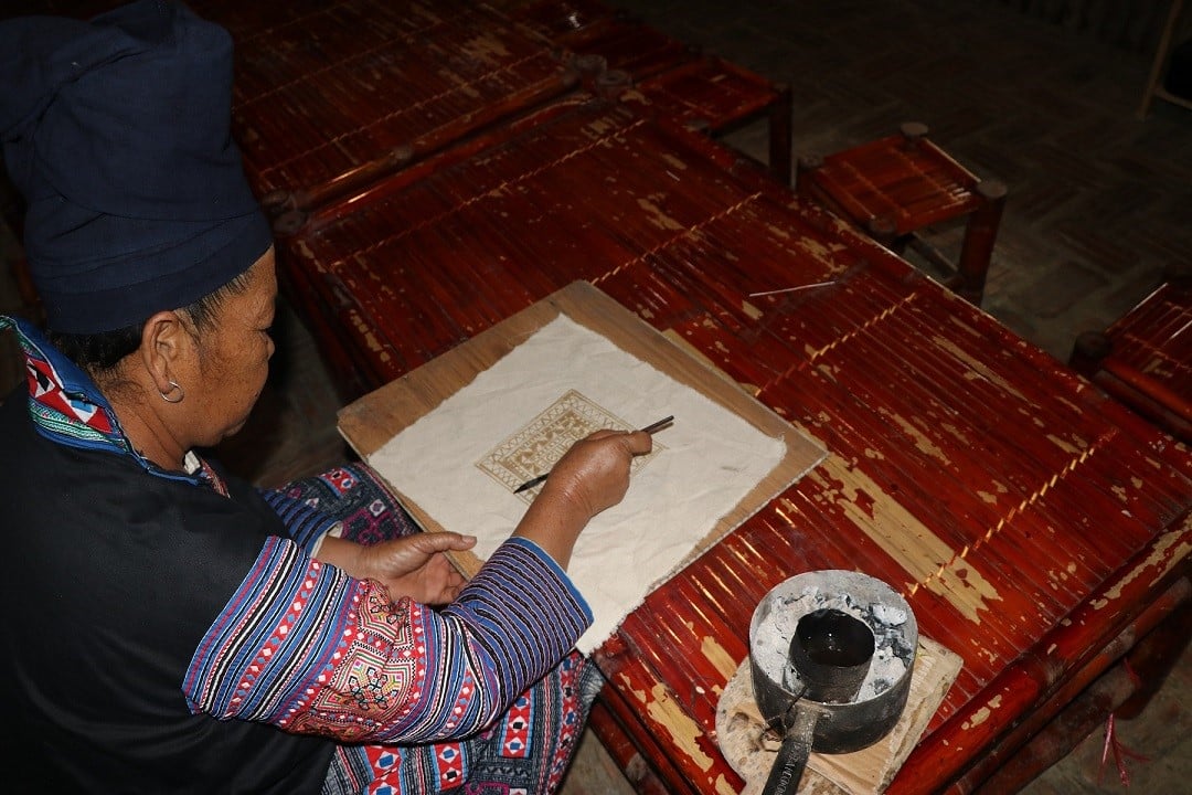 Nghệ thuật vẽ sáp ong trên vải lanh độc đáo của người Mông - Ảnh 1.