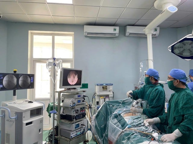 Phẫu thuật nội soi cột sống: Giải pháp điều trị an toàn, thẩm mỹ- Ảnh 1.