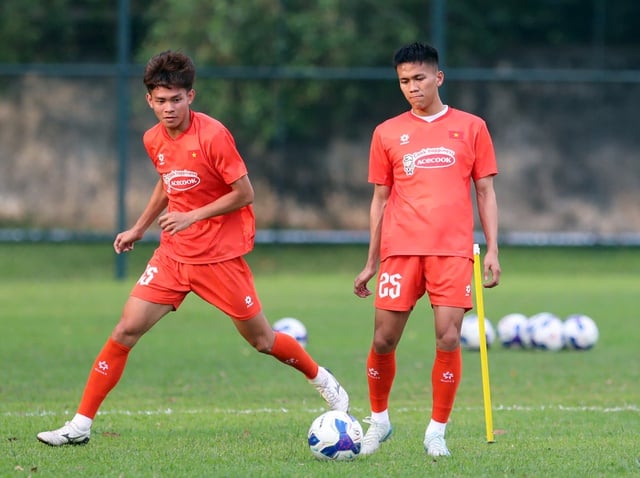 Vĩ Hào nhận chúc mừng, U.23 Việt Nam tập buổi duy nhất trước đại chiến U.23 Trung Quốc- Ảnh 4.