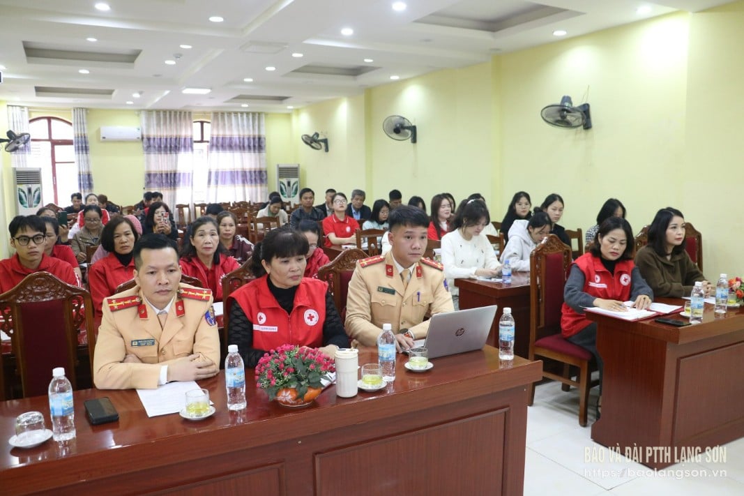 2025年の交通安全法の普及と救急活動の宣伝のためのコミュニケーションに関する研修会議に出席した代表者たち