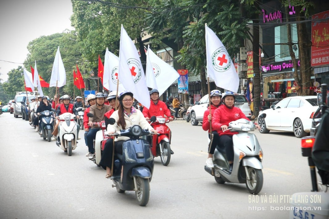 代表者たちは交通安全宣伝パレードに参加します。