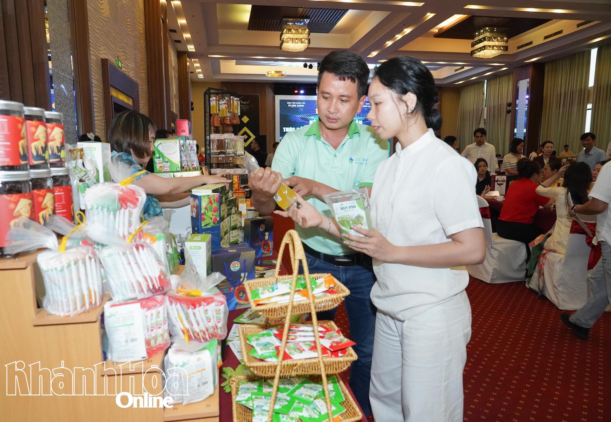 ប្រតិភូទស្សនាស្តង់ពិព័រណ៍។