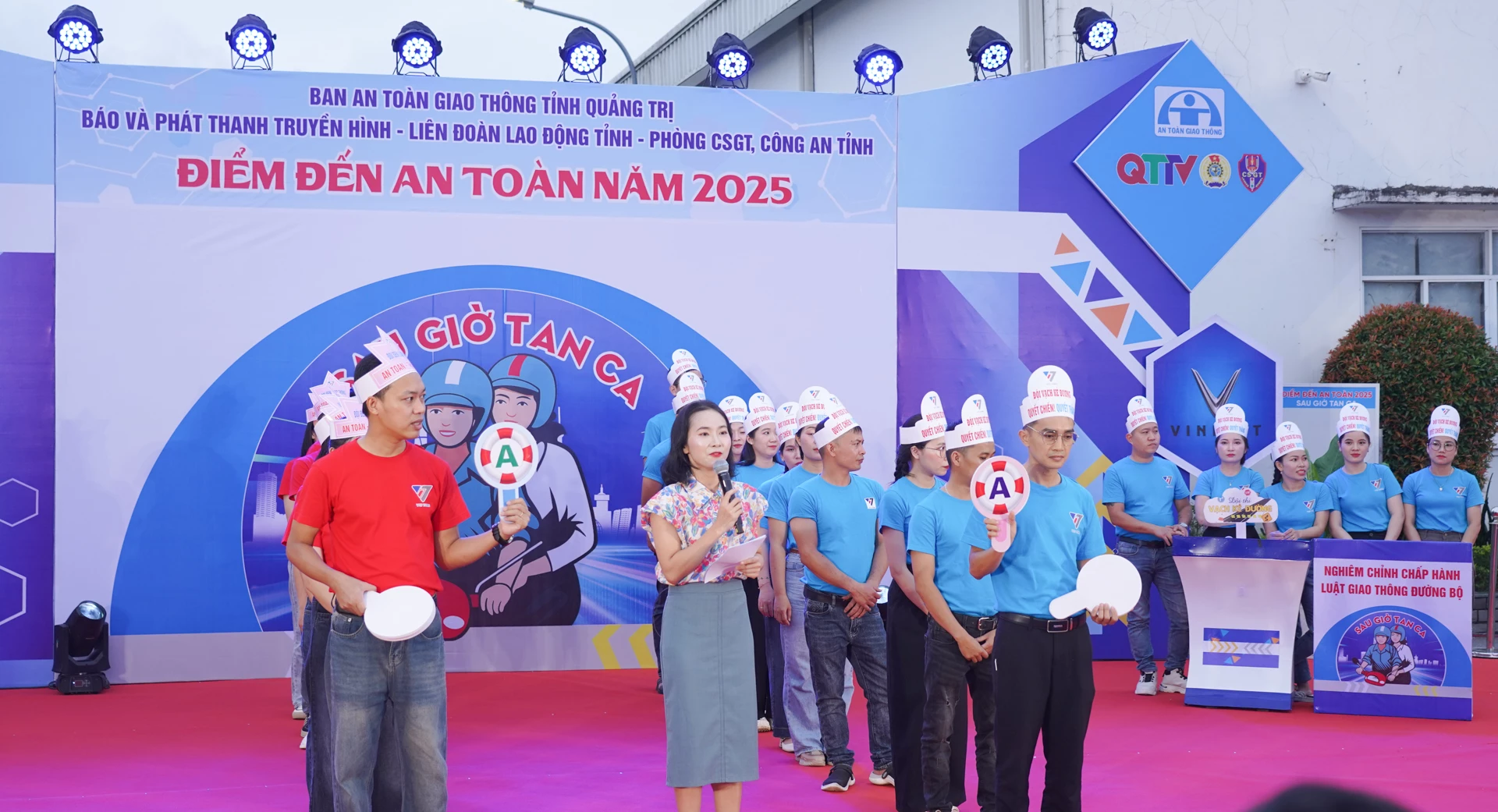 Union members of VTJ TOMS Textile Company Limited participate in the competitions of the playground - Photo: Le Truong