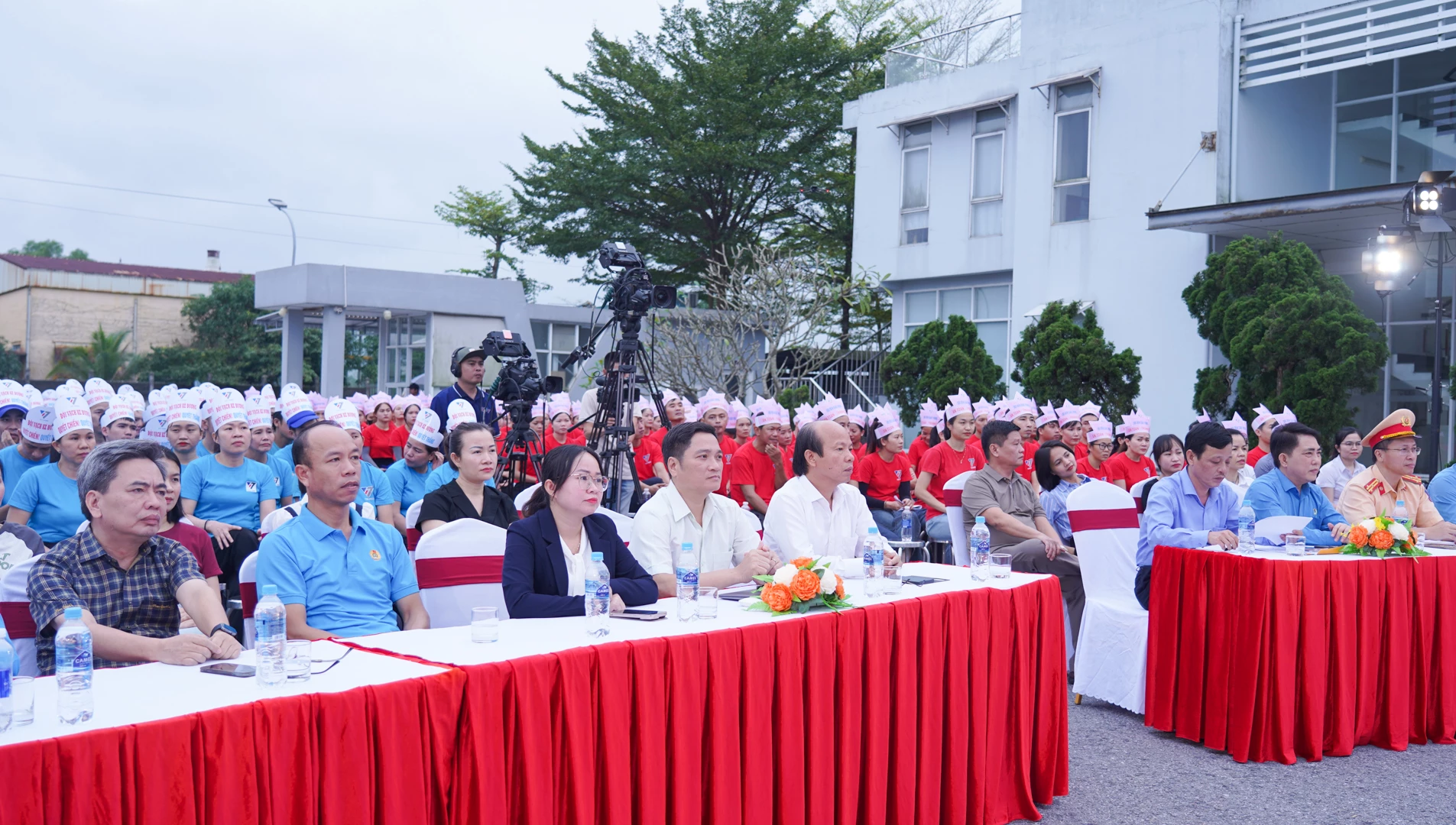 Leaders of the Editorial Board of Quang Tri Newspaper and Radio and Television and delegates attended the recording of the Safe Destination Playground 2025 after work hours at VTJ TOMS Textile Company Limited, Dien Sanh commune - Photo: Le Truong
