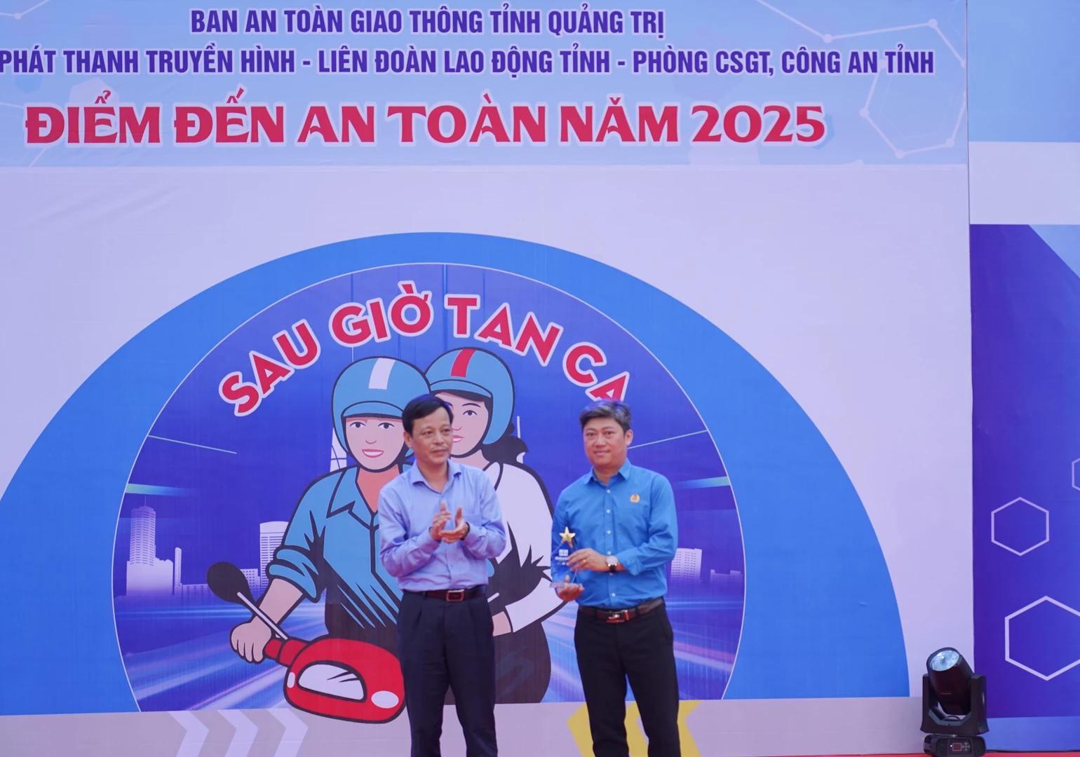 Permanent Deputy Editor-in-Chief of Quang Tri Newspaper and Radio and Television Nguyen Huu Toan presented the program's souvenir cup to the Trade Union of VTJ Toms Textile Company Limited - Photo: Le Truong