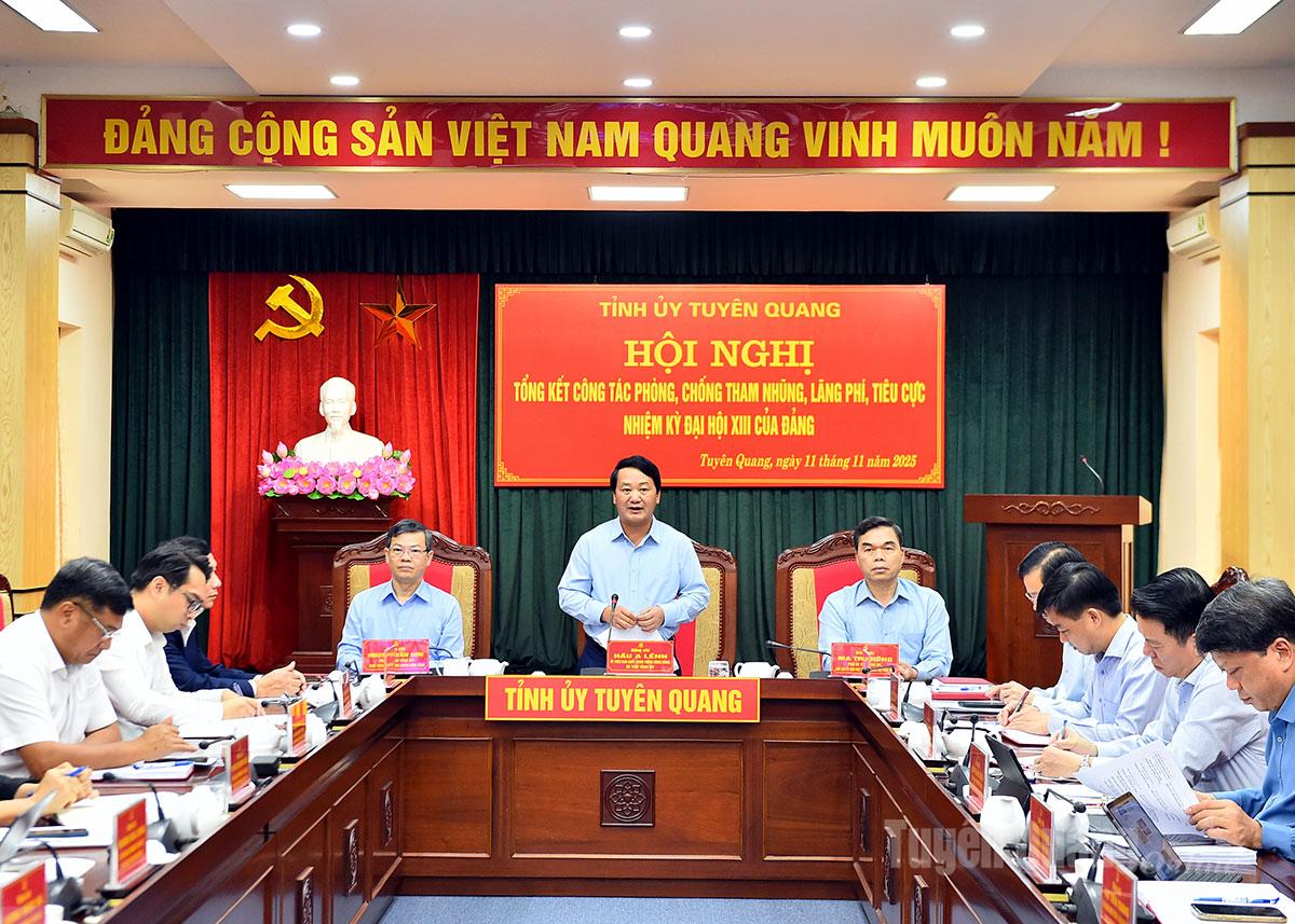 하우 아 렌 지방 당 서기가 회의에서 개회사를 했습니다.