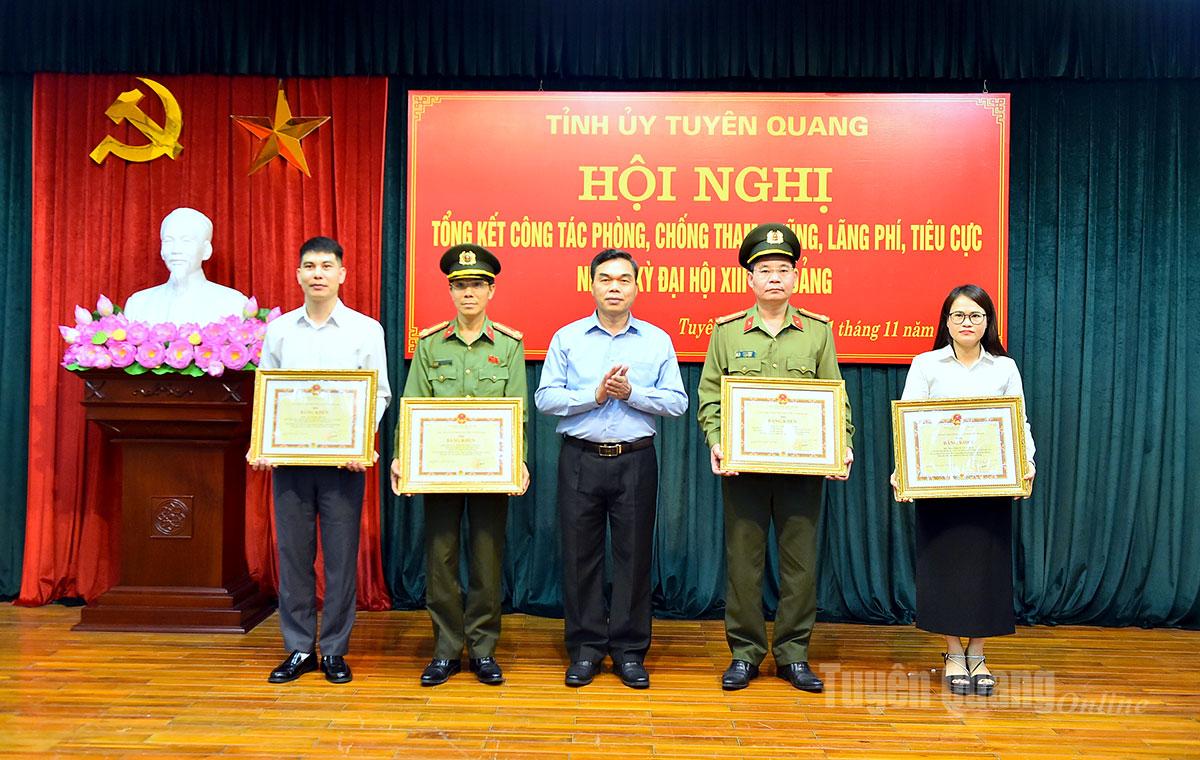 마더홍 동지, 도당위원회 부부장, 도조국전선위원회 위원장께서 개인에게 도인민위원장 공로증을 수여하셨습니다.