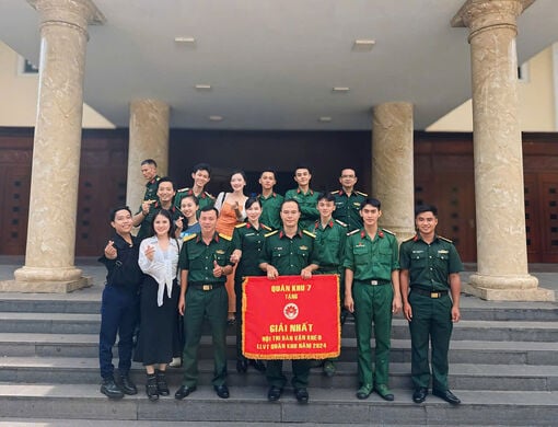 Người "thắp lửa" văn nghệ cho lính