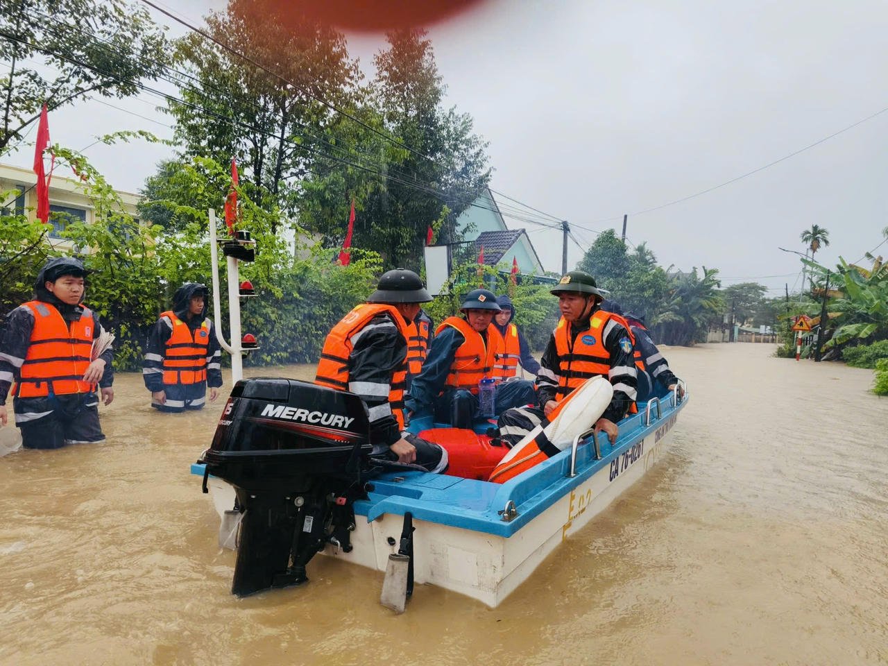 កាណូត និងទូករបស់កម្លាំង CSCĐ ត្រូវបានចល័តដល់កម្រិតអតិបរមា ដោយមិនខ្លាចគ្រោះថ្នាក់ ចូលទៅជិតតំបន់លិចទឹកខ្លាំង ដែលនាំមនុស្ស និងទ្រព្យសម្បត្តិទៅកាន់ទីសុវត្ថិភាព។