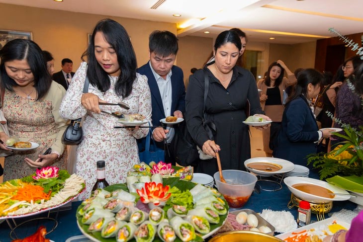 'Ăn cả thế giới' ở Hà Nội - Ảnh 1.