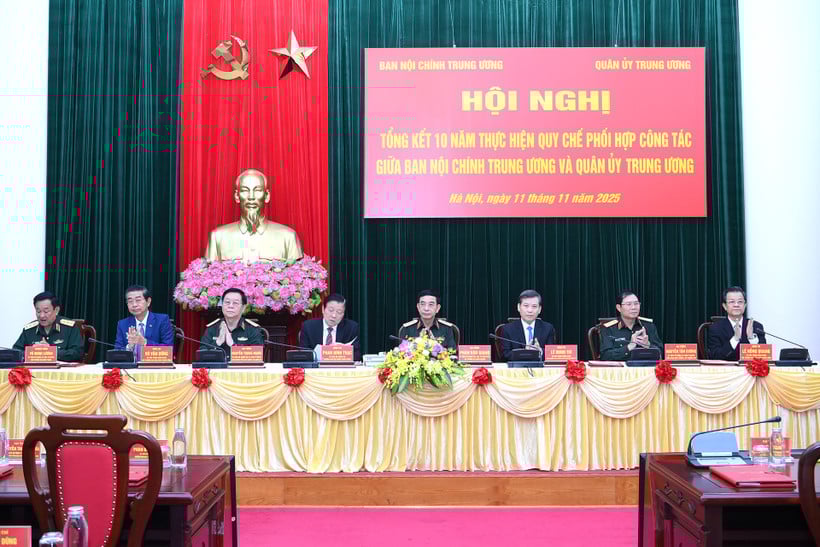 Các đồng chí chủ trì hội nghị. (Ảnh ĐĂNG KHOA)