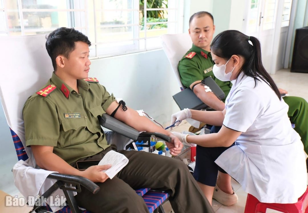 Poliția participă la donarea de sânge.