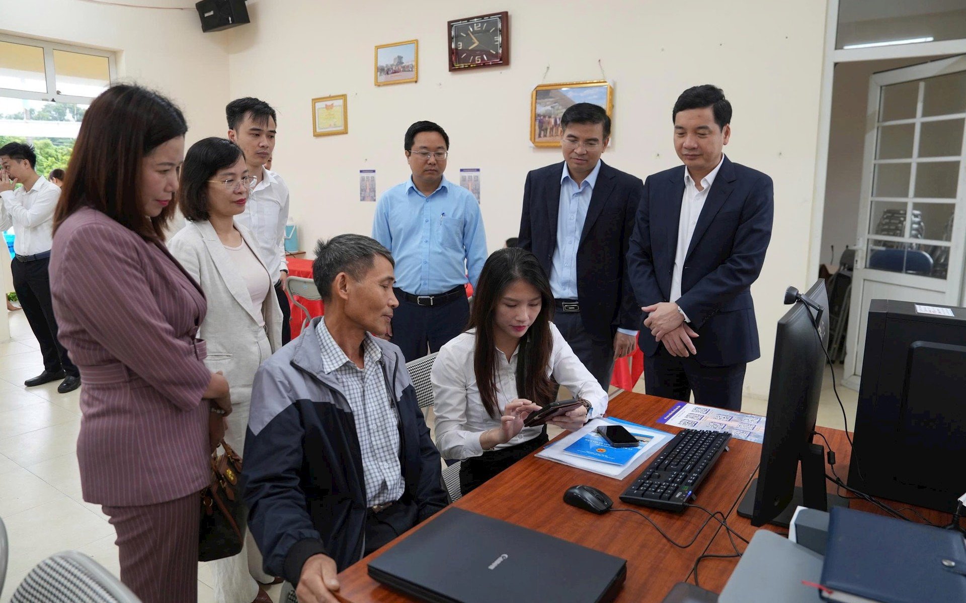 Lãnh đạo xã Gia Lâm đến nhà văn hóa thôn, tổ dân phố động viên tổ chuyển đổi số cộng đồng hỗ trợ người dân thực hiện TTHC