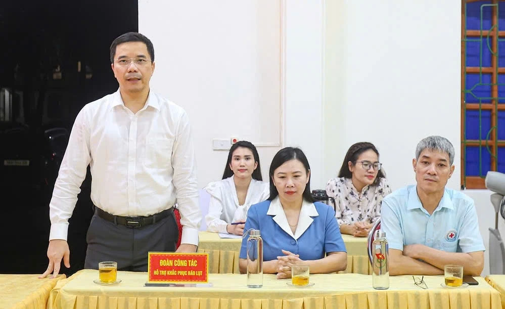 អនុប្រធានអចិន្ត្រៃយ៍គណៈកម្មាធិការបក្សខេត្ត លោក Nguyen Hong Phong បានអញ្ជើញទៅសាកសួរសុខទុក្ខ និងបង្ហាញប្រភពធនធានជួយខេត្ត Ha Tinh ក្នុងការជំនះពុះពារផលវិបាកនៃគ្រោះធម្មជាតិ។