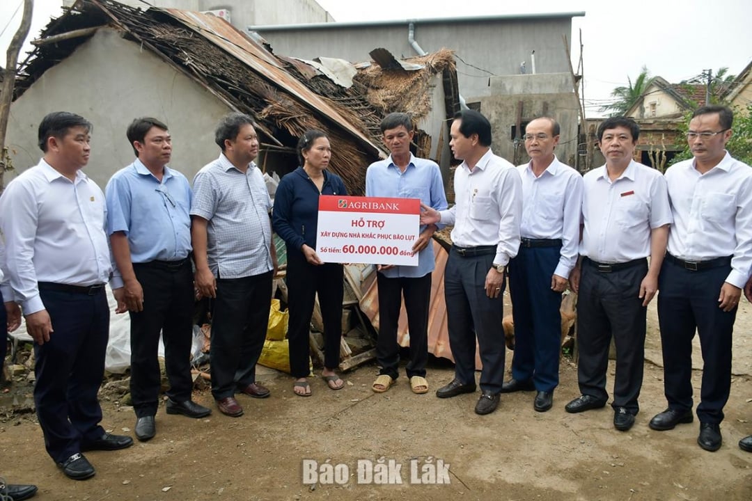 A família do Sr. Ly Van Bang, na aldeia de Binh Thanh (comuna de Xuan Canh), recebeu 60 milhões de VND em apoio para reconstruir a casa que desabou durante a tempestade nº 13.