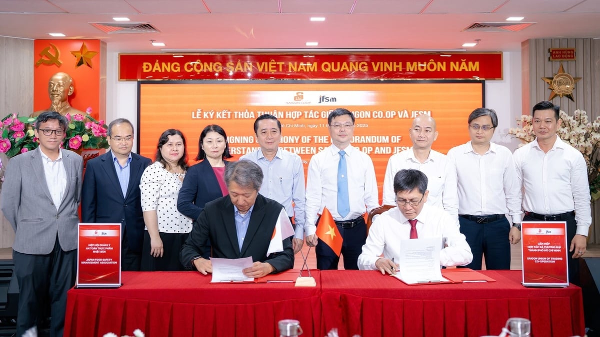 Đại diện JFSM và Saigon Coop ký kết thỏa thuận hợp tác. Ảnh: Hà An.