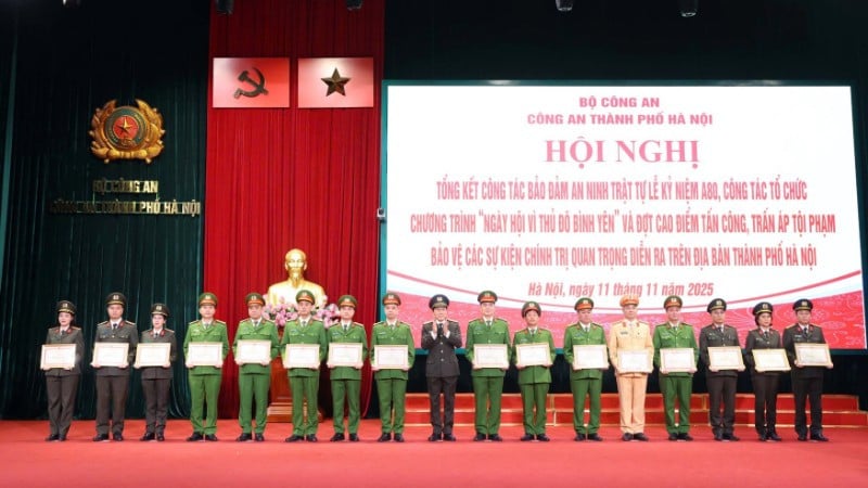 General Luong Tam Quang awarded Certificates of Merit from the Ministry of Public Security to collectives and individuals with outstanding achievements.