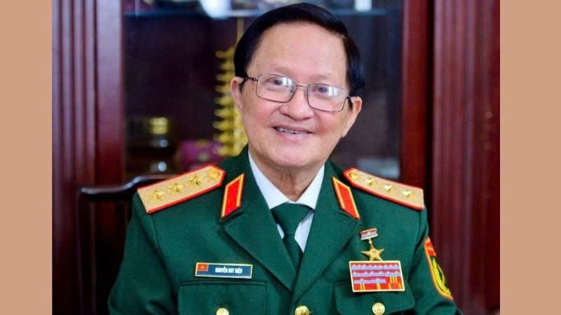 Starszy generał broni, członek Akademii, Bohater Sił Zbrojnych Ludu Nguyen Huy Hieu - były członek Komitetu Centralnego Partii, były wiceminister obrony narodowej.