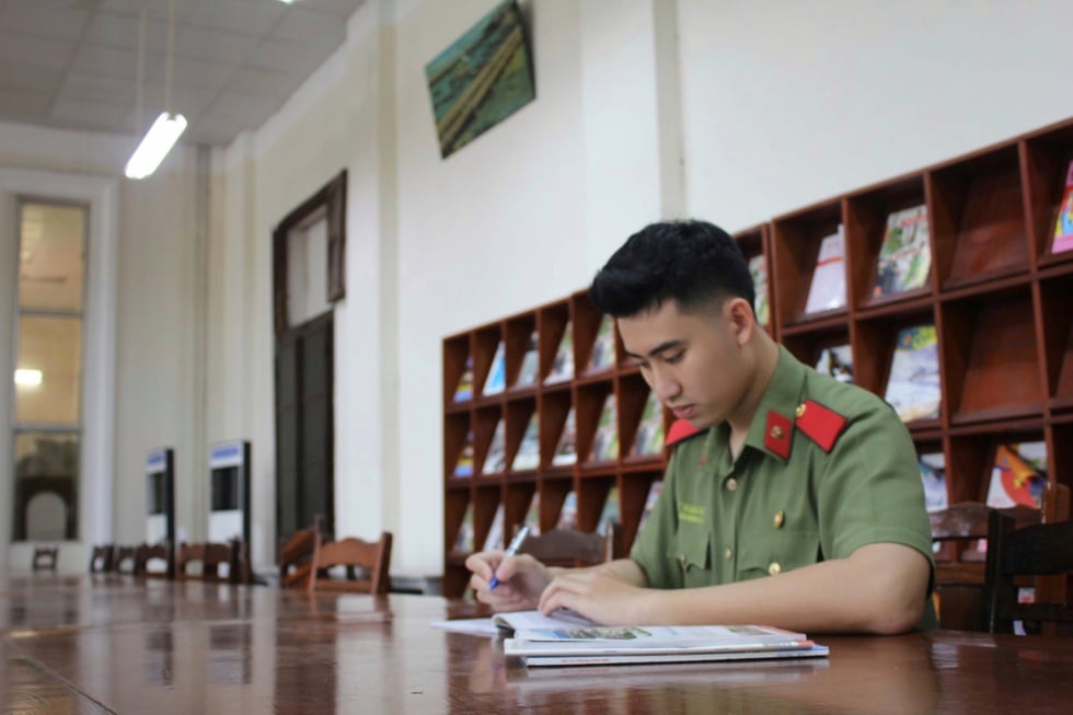 Αποφοίτησε από την Ακαδημία Ασφάλειας με σχεδόν 80 βραβεία - 1