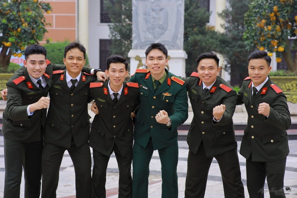 Αποφοίτησε από την Ακαδημία Ασφαλείας με σχεδόν 80 βραβεία - 3