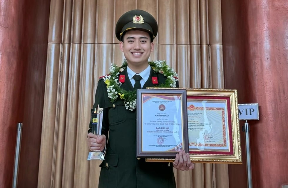 Αποφοίτησε από την Ακαδημία Ασφαλείας με σχεδόν 80 βραβεία - 5