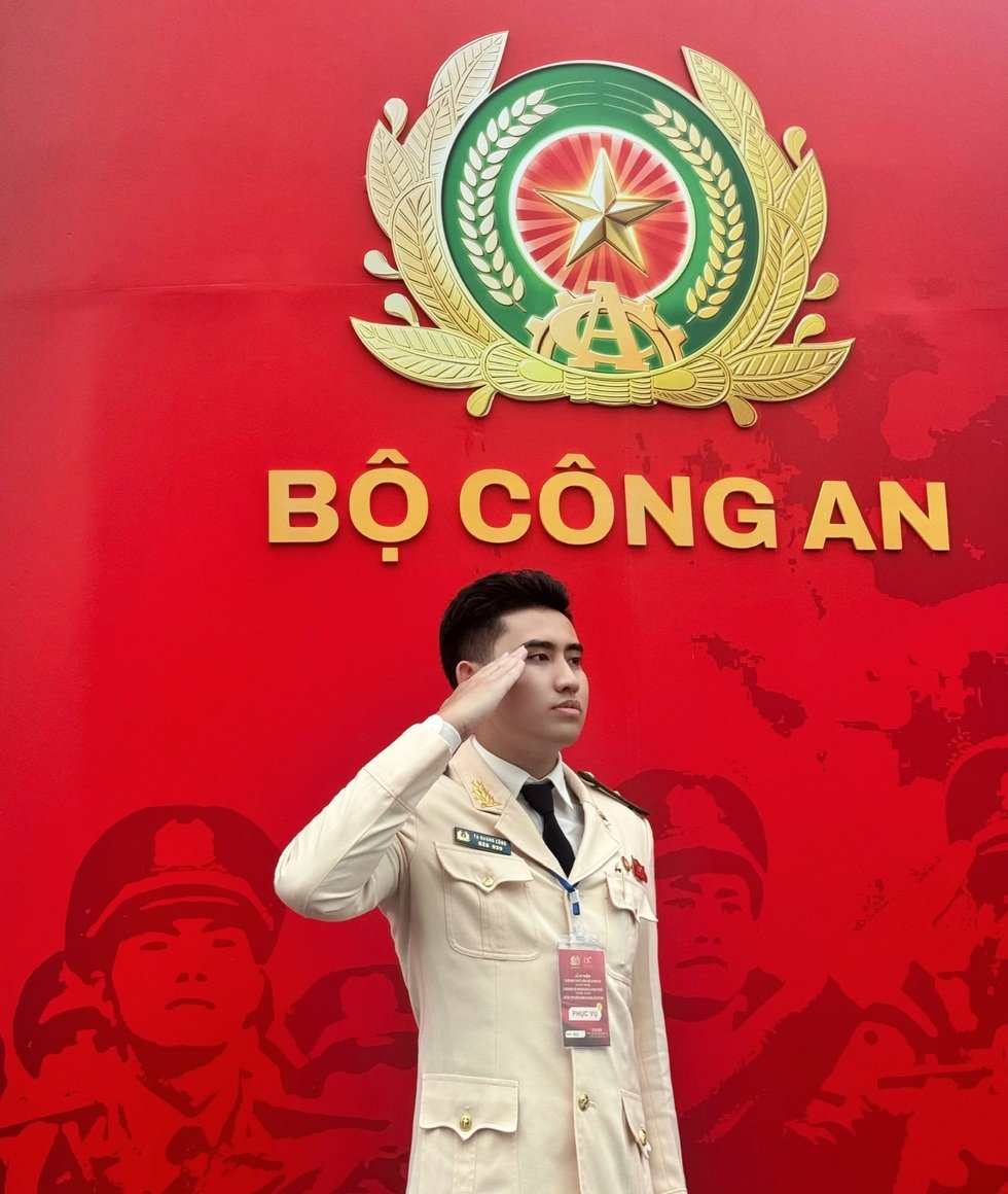 Ο αριστούχος αποφοίτησε από την Ακαδημία Ασφαλείας με σχεδόν 80 βραβεία - 6