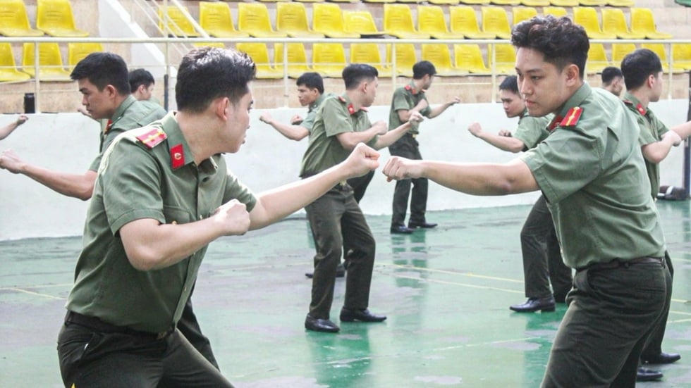 Αποφοίτησε από την Ακαδημία Ασφαλείας με σχεδόν 80 βραβεία - 7