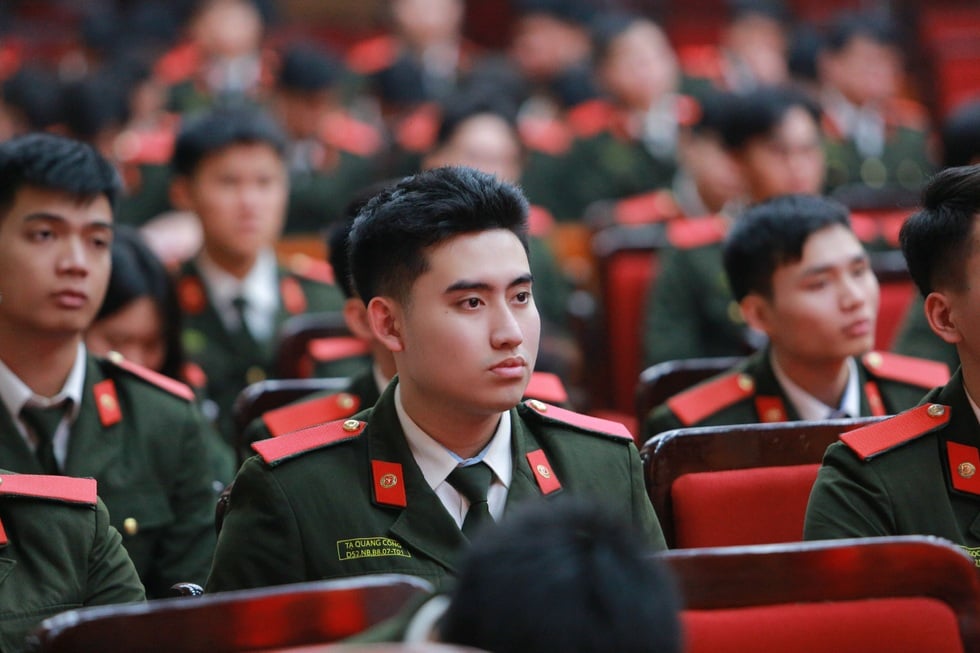 Αποφοίτησε από την Ακαδημία Ασφαλείας με σχεδόν 80 βραβεία - 9