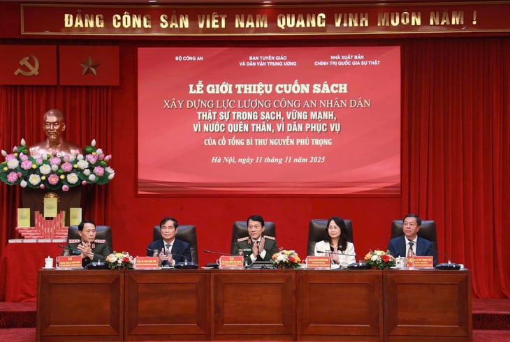 Vzácná kniha zesnulého generálního tajemníka Nguyen Phu Tronga o Lidových silách veřejné bezpečnosti - Foto 2. Công an Nhân dân - Ảnh 2.