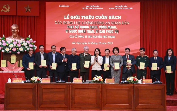 Vzácná kniha zesnulého generálního tajemníka Nguyen Phu Tronga o Lidových silách veřejné bezpečnosti - Foto 3. Công an Nhân dân - Ảnh 3.