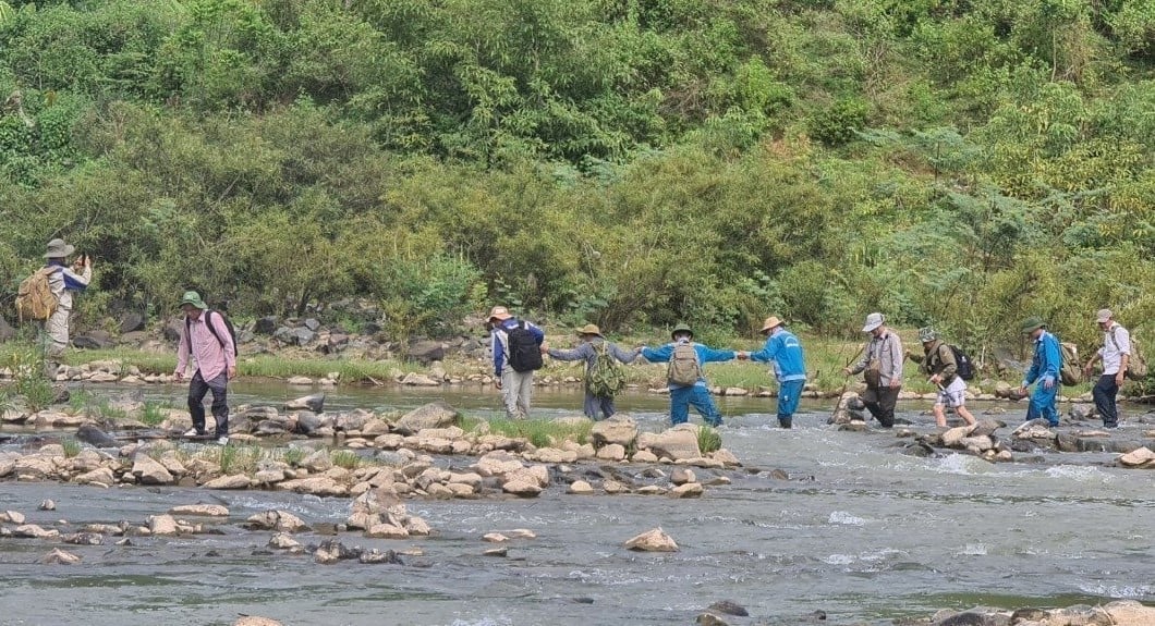 Những nhà địa chất đã in dấu chân trên khắp các nẻo đường của Tổ quốc từ núi rừng đến biển đảo. Ảnh: Cục Địa chất và Khoáng sản Việt Nam.