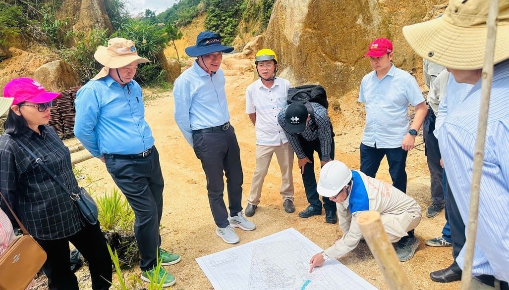 Thứ trưởng Trần Quý Kiên (thứ 3 từ trái qua ) kiểm tra thực địa đề án khoáng sản chiến lược, năm 2025. Ảnh: Liên đoàn Bản đồ và Địa chất biển miền Nam.