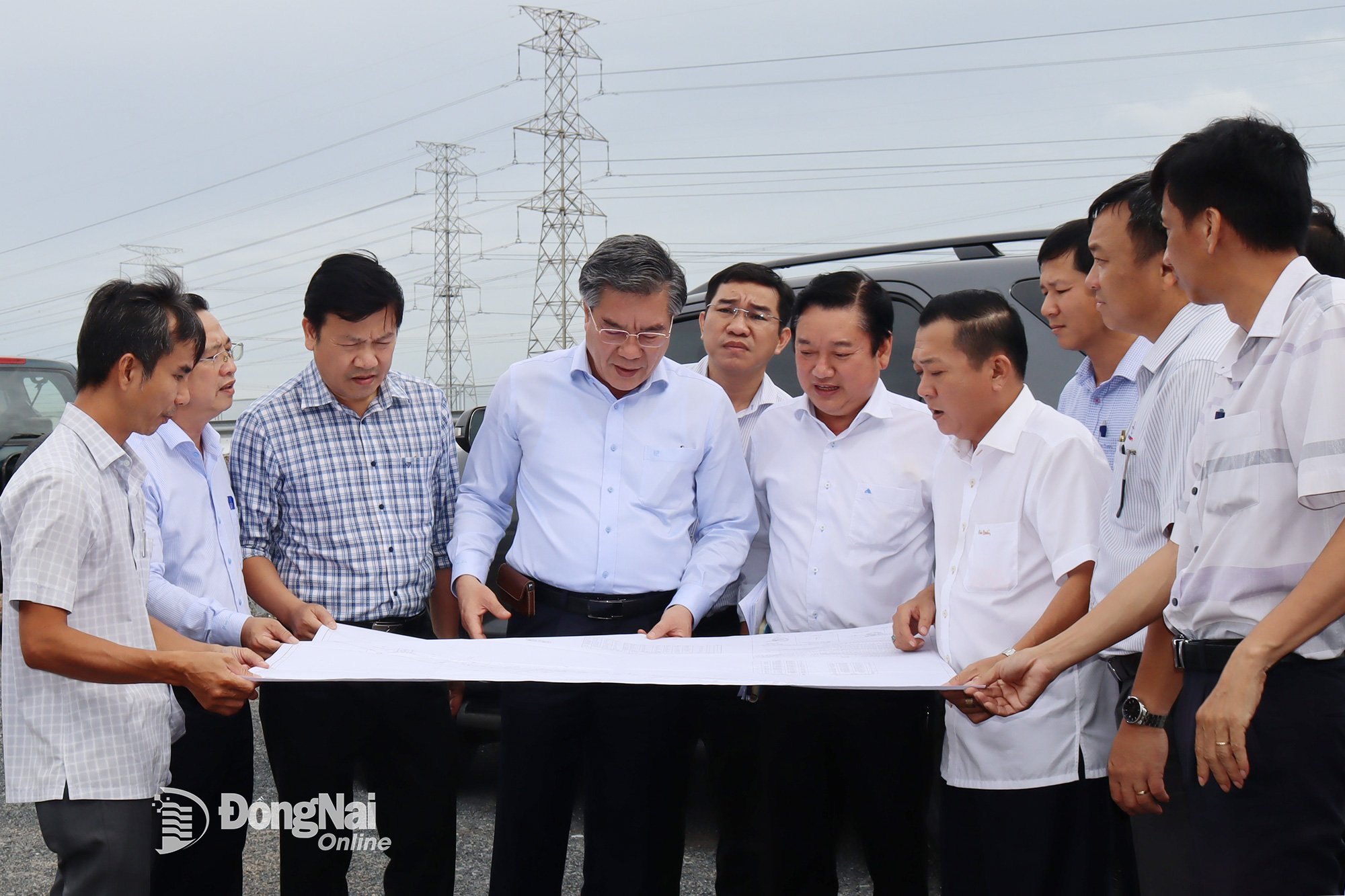 Pemimpin komune Long Thanh, Nhon Trach, Dai Phuoc dan pelabur memeriksa kerja pembersihan tapak untuk Loji Janakuasa Nhon Trach 3 dan 4.