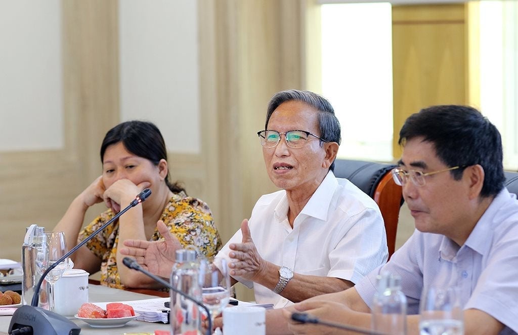 Nguyên Bộ trưởng Bộ Tài nguyên và Môi trường Mai Ái Trực (giữa) và nguyên Bộ trưởng Bộ NN-PTNT Cao Đức Phát (bìa phải) cùng Thứ trưởng Nguyễn Thị Phương Hoa trong một cuộc họp. Ảnh: TL.