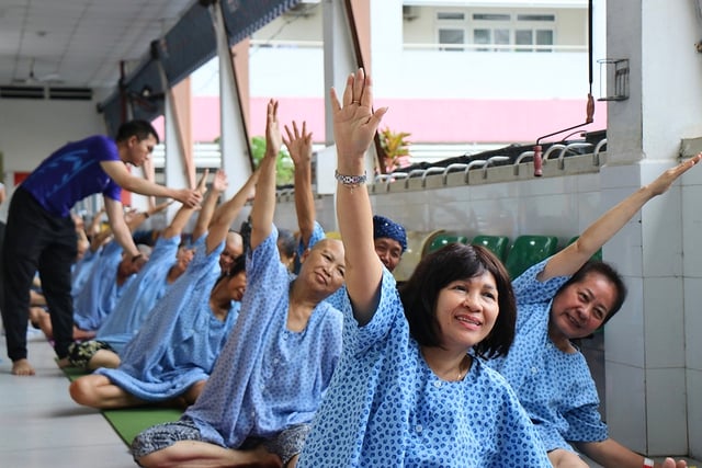 Lớp yoga đặc biệt cho bệnh nhân ung thư Tại Bệnh viện từ Dũ - Ảnh 1.