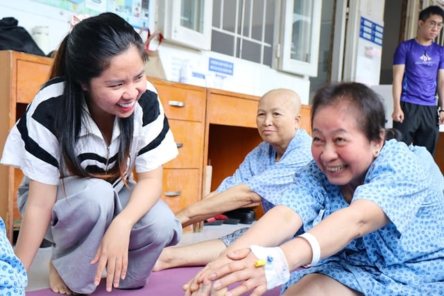 Lớp yoga đặc biệt cho bệnh nhân ung thư Tại Bệnh viện từ Dũ - Ảnh 2.