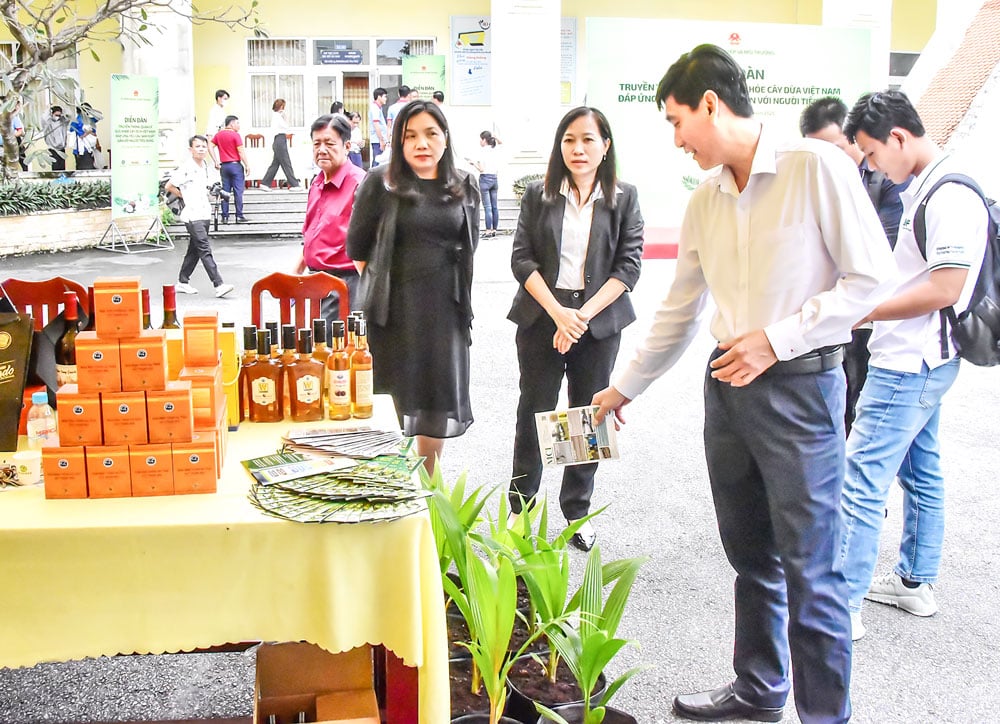 Afgevaardigden bezochten de embryo-gekweekte kokosproducten van de Tra Vinh Universiteit.