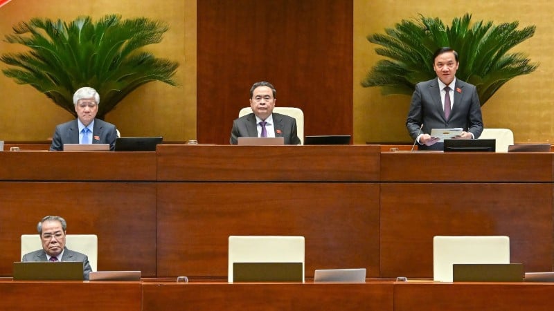 ທ່ານ​ປະທານ​ສະພາ​ແຫ່ງ​ຊາດ ​ເຈີ່ນ​ດ້າຍ​ກວາງ ​ແລະ ທ່ານ​ຮອງ​ປະທານ​ສະພາ​ແຫ່ງ​ຊາດ​ເປັນ​ປະທານ ​ແລະ ຊີ້​ນຳ​ກອງ​ປະຊຸມ. (ພາບ: THUY NGUYEN)