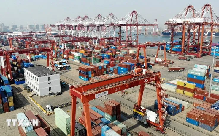 Cảng hàng hóa ở Sơn Đông, Trung Quốc. (Ảnh: THX/TTXVN)